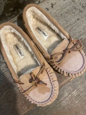 Minnetonka Kids Tan Suede Moccasins with Faux-Fur Lining